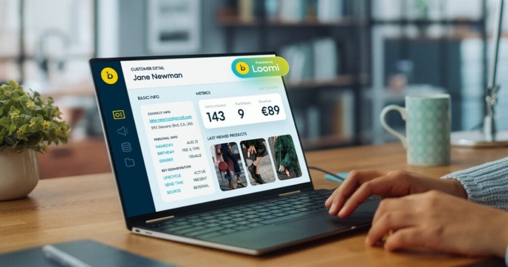 Using a unified customer profile for omnichannel messaging